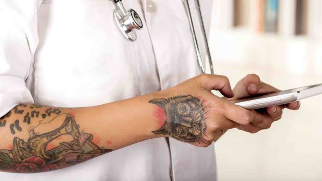Tattoo-Tabu als Arzt oder Ärztin? Was erlaubt ist und was nicht