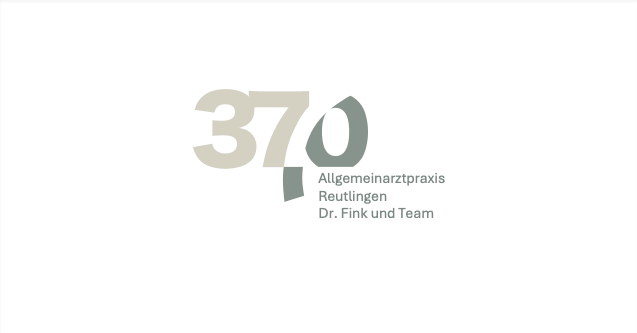 Logo 37kommanull Allgemeinarztpraxis Dr. Fink in Reutlingen Copyright neunpunktzwei Werbeagentur for Doc Tattooentfernung 2026 thin