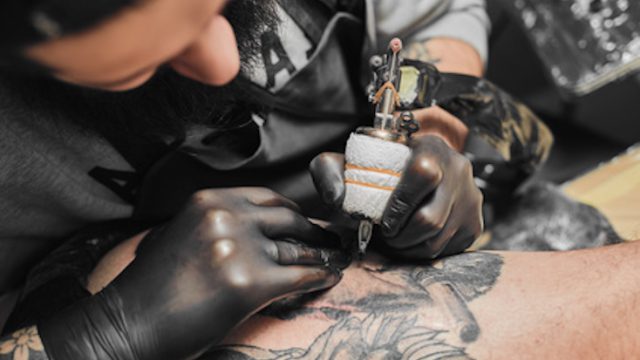 Tattoo-Forschung: Warum bleibt ein Tattoo in der Haut?